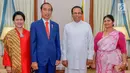 Presiden Jokowi (dua kiri) dan Ibu Negara Iriana Jokowi (dua kiri) pose bersama Presiden Sri Lanka Maithripala Sirisena beserta istiri di Presidential Secretariat, Colombo, Sri Lanka, Rabu (24/1). (Liputan6.com/Pool/Biro Pers Setpres)