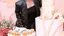 Fuji yang baru saja merayakan ulang tahunnya, memilih outfit warna hitam yang membuatnya tampil chic. Ia padukan tank top, dengan mini skirt, dan blazer kulit yang semuanya berwarna hitam. [Foto: Instagram/fuji_an]