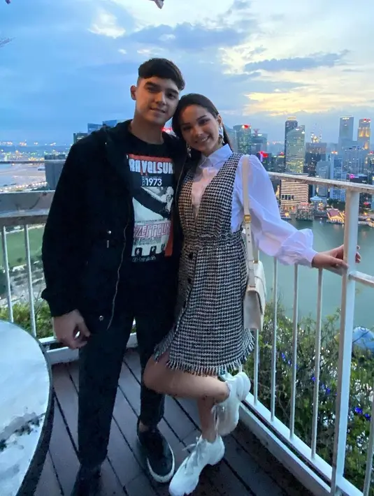 "Udah. Udah ya ke papanya ngobrol santai aja. Gak bilang mau ngelamar enggak, minta saran masukan aja," tukasnya.  (Instagram/alghazali7)