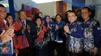 Ketua Umum Partai Demokrat, Susilo Bambang Yudhoyono (ketiga kiri) mencoba ulos di pameran kerajinan jelang menghadiri puncak perayaan HUT Partai Demokrat ke-14 di Gedung Parlemen Senayan, Jakarta, Rabu (9/9/2015). (Liputan6.com/Helmi Fithriansyah)