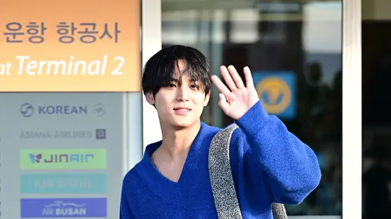 Airport Look Mingyu SEVENTEEN Jelang ke Jakarta, Tampil Kasual dengan Knit Dior dan Cargo Shorts