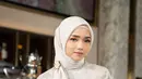 Untuk gaya hijab yang lebih clean, bisa tiru penampilan Fuji dengan hijab segi empat satu ini. Ia mempermanis tampilannya dengan bros yang disematkan di hijab-nya. [@heylocal.id]