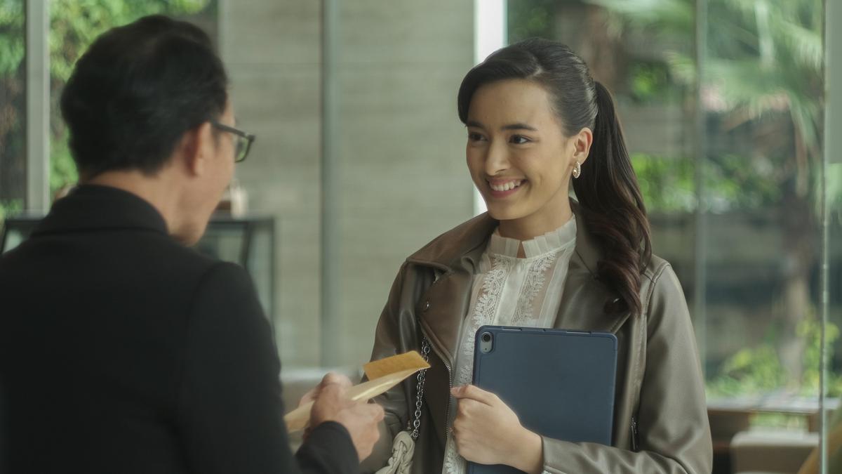 Mawar De Jongh Tampil Cantik dan Menawan di Film What’s Up Secretary Kim yang Tayang di Vidio