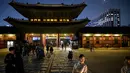 Gambar pada 4 Oktober 2019 memperlihatkan wisatawan saat kunjungan malam ke Istana Gyeongbokgung di pusat Seoul, Korea Selatan. Kunjungan malam tersedia pada minggu ketiga dan keempat setiap bulan mulai dari 26 April sampai 31 Oktober, kecuali pada bulan Agustus. (Photo by Ed JONES / AFP)