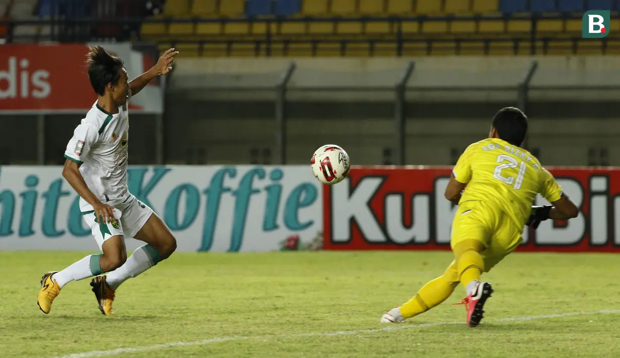 Striker Persebaya Surabaya, Akbar Firmansyah (kiri) berusaha menjebol gawang PS Sleman yang dijaga Ega Rizky Pramana dalam laga Grup C Piala Menpora 2021 di Stadion Si Jalak Harupat, Bandung, Rabu (7/4/2021). Persebaya kalah 0-1 dari PS Sleman. (Bola.com/Ikhwan Yanuar)