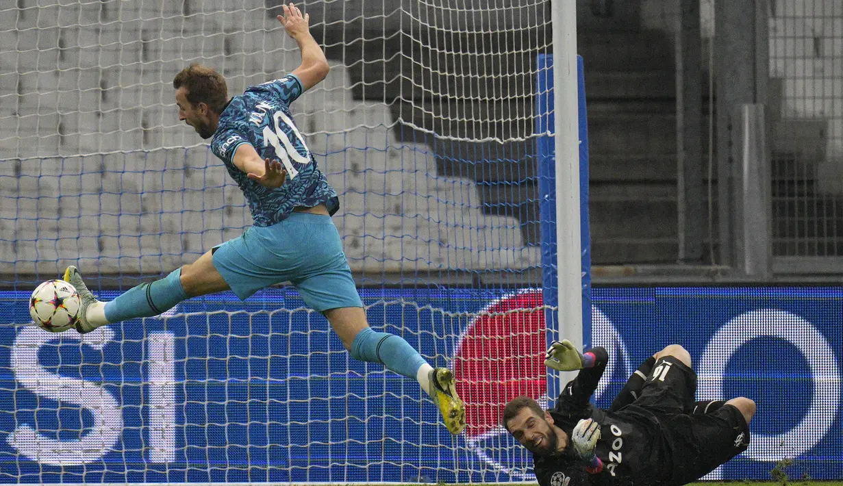 <p>Penyerang Tottenham Hotspur, Harry Kane berusaha mencetak gol ke gawang Marseille pada pertandingan lanjutan Grup D Liga Champions di Stade Velodrome di Marseille, Prancis, Rabu (2/11/2022). Hasil ini membuat Tottenham duduk sebagai juara Grup D dengan 11 poin denga berhak lolos ke 16 besar. (AP Photo/Daniel Cole)</p>