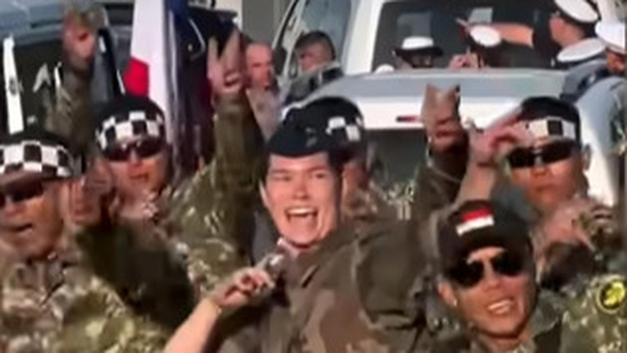 King Sparko Ajarkan Tari Pacu Jalur