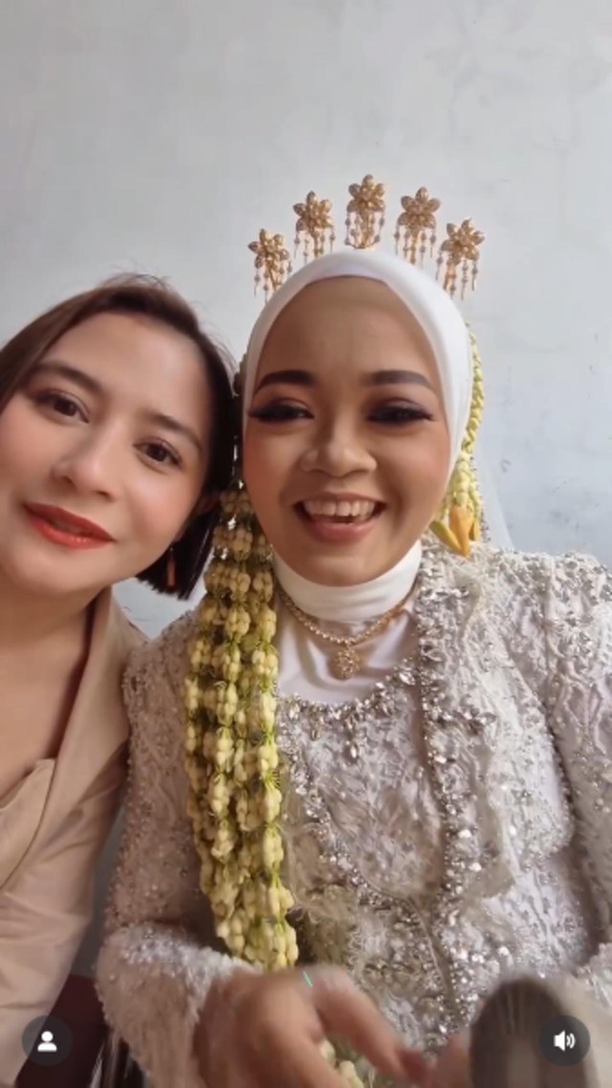 Potret Prilly Latuconsina Jadi Pengiring Pengantin di Nikahan Fans, Banjir Pujian