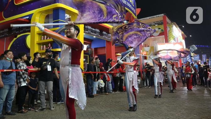 Pengunjung melihat parade karnaval pada Jakarta Fair ke-53 atau Pekan Raya Jakarta (PRJ) di JiExpo Kemayoran, Jakarta Pusat, Selasa (21/6/2022) malam. Adapun kegiatan ini dilaksanakan dalam rangka menyambut Hari Ulang Tahun (HUT) ke-495 Jakarta yang jatuh pada Rabu, 22 Juni 2022. (Liputan6.com/Herman Zakharia)