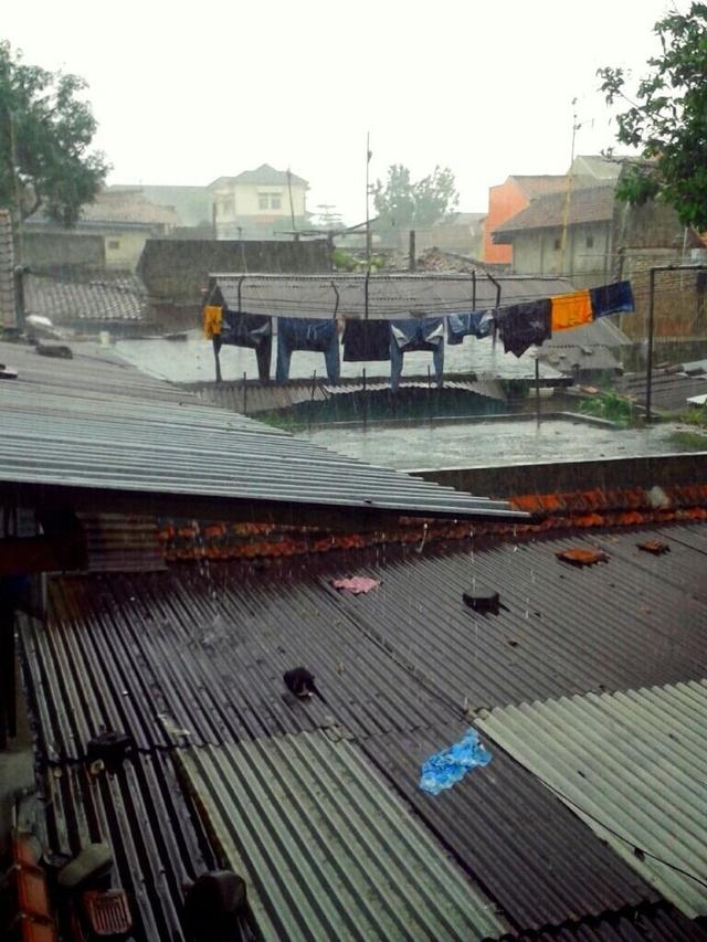 10 Momen Apes yang Sering Terjadi Ketika Hujan Ini Bikin Kesal