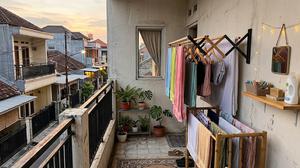 8 Ide Jemuran untuk Rumah Kontrakan Tanpa Halaman, Praktis dan Tidak Mengganggu Ruang Gerak