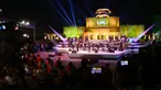 Pengunjung menyaksikan konser di teater terbuka Gedung Opera Kairo, Mesir, Kamis (9/7/2020). Gedung Opera Kairo kembali dibuka dengan menerapkan langkah-langkah anti-COVID-19 yang ketat. (Xinhua/Ahmed Gomaa)