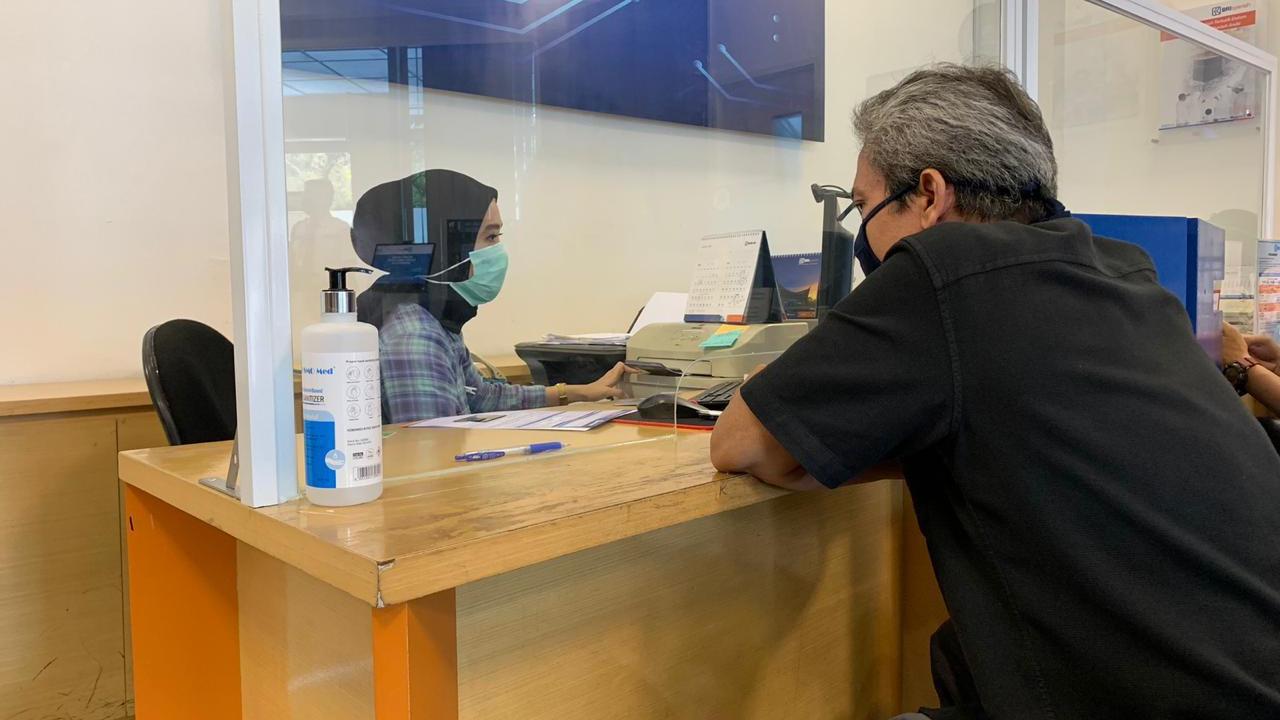 Suasana transaksi perbankan Syariah di BRI Syariah