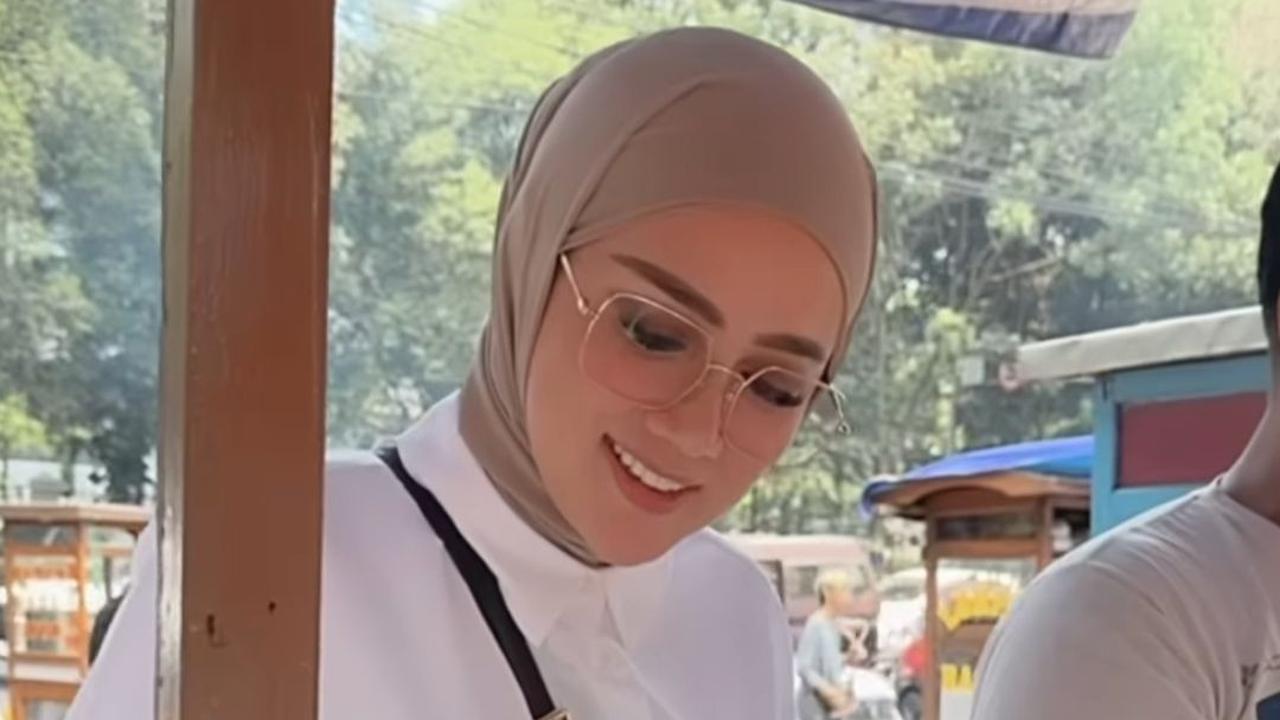 Penampilan Mulan Jameela langsung bikin salfok. Potretnya dipuji begitu cantik.<br>
