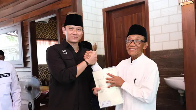 Menteri AHY Serahkan Puluhan Sertipikat Tanah Wakaf di Pasuruan