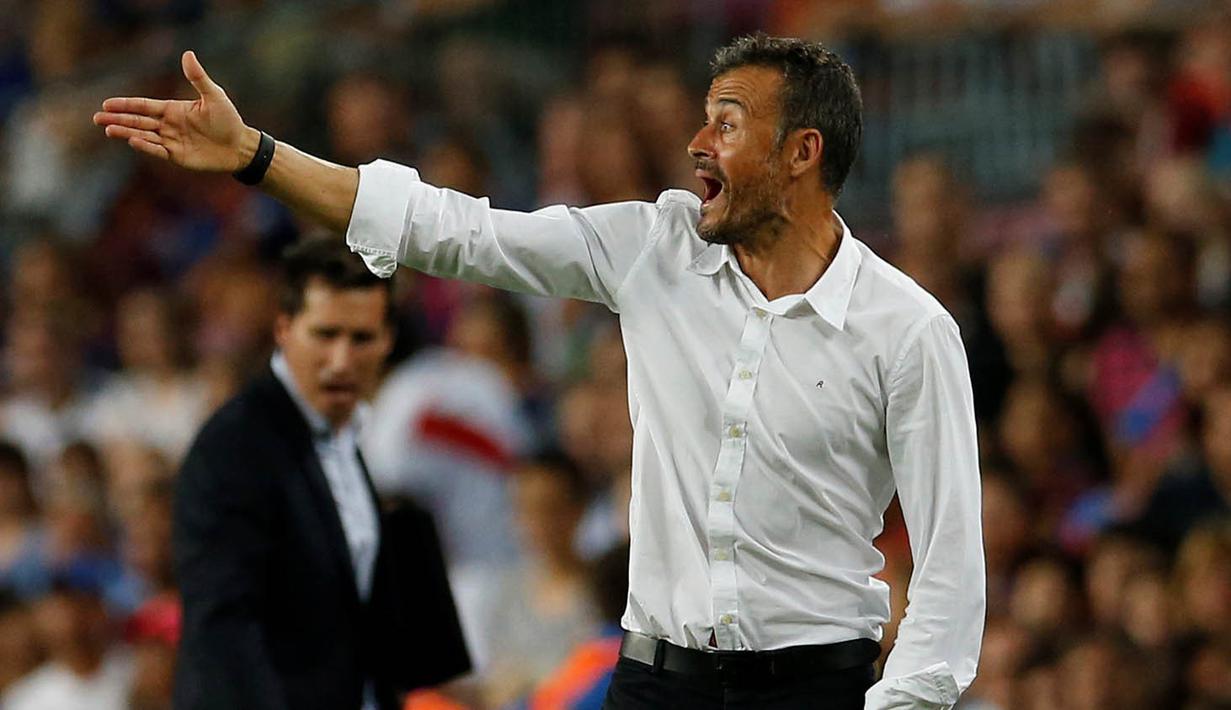 Pelatih Barcelona, Luis Enrique, memberikan arahan kepada anak asuhnya saat laga melawan Alaves. Kekalahan ini merupakan yang pertama bagi Barca pada musim ini. (Reuters/Albert Gea)