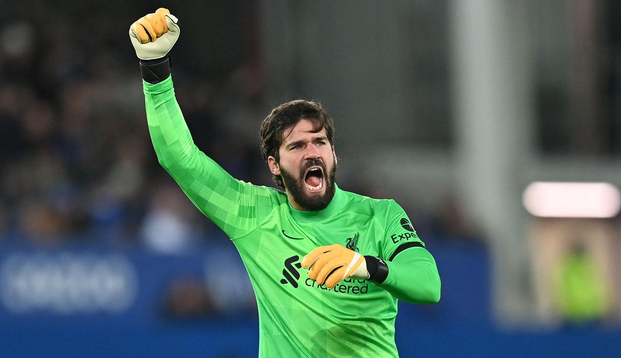 Alisson Becker merupakan salah satu kiper dengan jumlah clean sheet terbanyak di Liga Inggris, yaitu 18 kali dalam 30 laga. Ia merupakan salah satu kunci penting Liverpool sebagai penantang gelar Liga Inggris musim ini. (AFP/Paul Ellis)