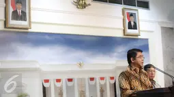 Kepala BKPM Franky Sibarani memberi keterangan usai Rapat Terbatas di Kantor Kepresidenan, Jakarta, Rabu (16/9). Presiden Jokowi meminta seluruh kementerian membuat terobosan untuk memudahkan investasi di Indonesia. (Liputan6.com/Faizal Fanani)