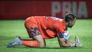 Kiper Dewa United, Sonny Stevens berusaha menangkap bola pada laga pekan ketiga BRI Liga 1 2023/2024 antara Persib Bandung melawan Dewa United di Stadion GBLA, Bandung, Jumat (14/07/2023). (Bola.com/Bagaskara Lazuardi)