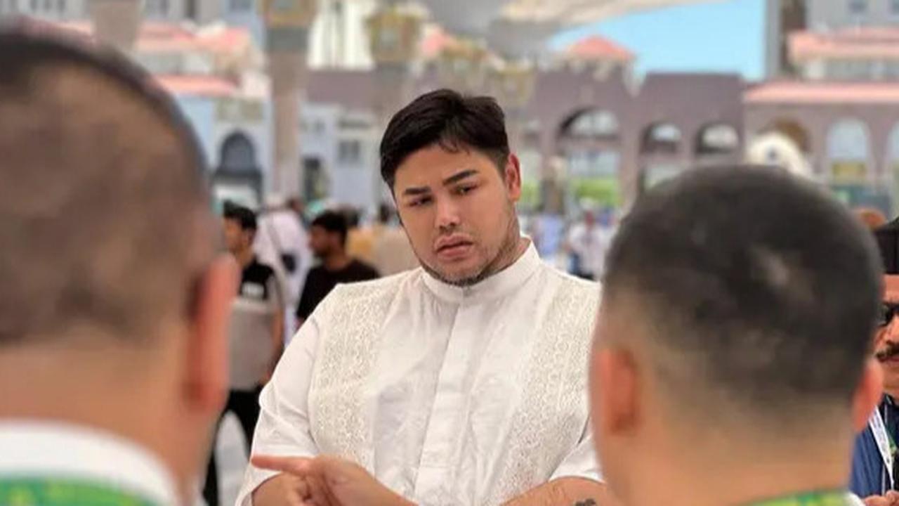 Ivan Gunawan Bertemu Keturunan Rasulullah di Masjidil Haram, Salat Subuh Bareng Sampai Minta Didoakan