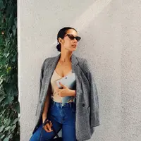 Travelling lebih asyik dengan outfit kece ala aktris eksis ini. (Sumber foto: tarabasro/instagram)