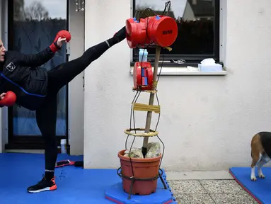 Alexandra Recchia berlatih di taman rumahnya di L'Hay-les-Roses, dekat Paris, Prancis, 3 April 2020. Juara dunia karate sebanyak lima kali ini tetap berlatih selama karantina wilayah atau lockdown untuk mencegah penyebaran virus corona COVID-19 di Prancis. (Photo by FRANCK FIFE/AFP)