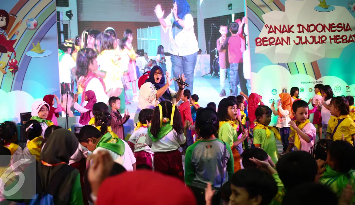 Sejumlah anak-anak mengikuti instruktur saat Festival Anak Jujur 2016 di Jakarta, Rabu (31/8). Anak-anak yang berusia 5-12 tahun itu mengikuti Festival Anak Jujur yang digelar KPK dari 31 Agustus dan 1 Juli. (Liputan6.com/Faizal Fanani)