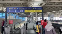 Kondisi terkini di Stasiun Manggarai, Jakarta, Kamis (20/8/2026) pagi. Di mana sempat terjadi penumpukan akibat insiden tertempernya warga di Tebet. (Foto: Liputan6.com/Devira Prastiwi).