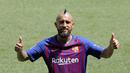 Pemain baru Barcelona, Arturo Vidal, saat perkenalan di Stadion Camp Nou, Senin, (7/8/2018). Barcelona merogoh kocek sebesar 19 juta euro untuk mengamankan jasa pria berkebangsaan Cile itu. (AP/Manu Fernandez)