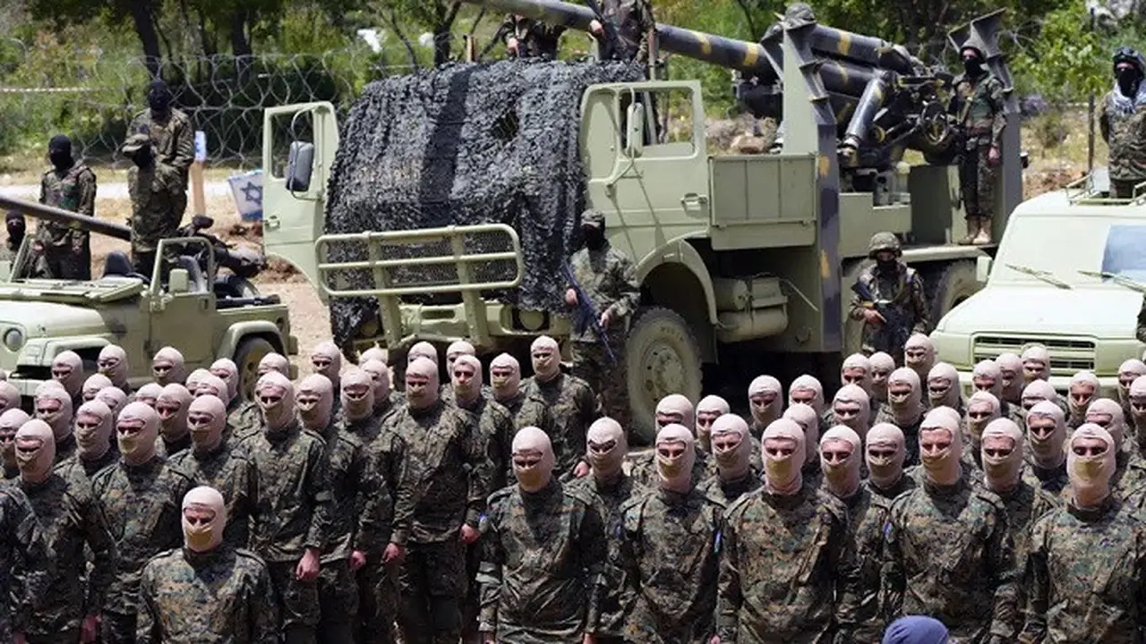 Pasukan kelompok militan Lebanon Hezbollah dalam latihan di Desa Aaramta, Distrik Jezzine, Lebanon selatan, Minggu (21/5/2023). (Dok. AP/Hassan Ammar)