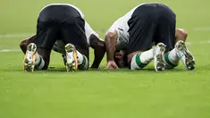 Penyerang Liverpool, Mohamed Salah (kiri) melakukan selebrasi bersama rekanya Sadio Mane usai mencetak gol ke gawang Bayern Munchen di semifinal Audi Cup di Allianz Arena di Munich, Jerman (1/8). Liverpool menang 3-0 atas Munchen. (Sven Hoppe/dpa via AP)