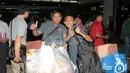 Wajah ceria Official Timnas Indonesia beserta rombongan saat tiba di Bandara Soekarno-Hatta, Tangerang, (08/12/2016). (Bola.com/Nicklas Hanoatubun)