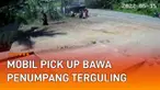 Mobil pick up bawa penumpang terguling di jalan mengundang perhatian