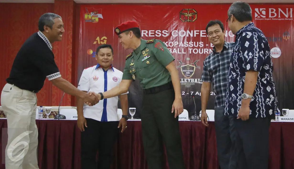Letnal Kolonel Inf Ahmad Fikri Musmar usai jumpa pers kegiatan Danjen Kopassus - BNI Open Volley Ball Tournament, Jakarta Timur, Jumat (31/3). Turnamen ini diselenggarakan pada 2-7 April 2017 (Liputan6.com/Immanuel Antonius)