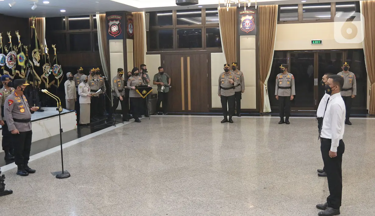 Kapolri Listyo Sigit Prabowo (kiri) memimpin pelantikan mantan penyidik KPK Novel Baswedan bersama sejumlah mantan pegawai KPK di Mabes Polri, Jakarta, Kamis (9/12/2021). Sebanyak 44 mantan pegawai KPK mengikuti pelantikan menjadi Aparatur Sipil Negara (ASN) Polri. (Liputan6.com/Herman Zakharia)