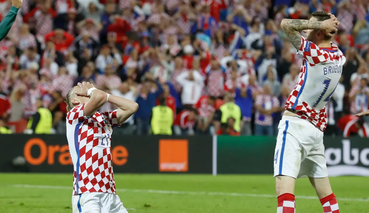 Ekspresi pemain Kroasia usai dikalahkan Portugal 2-1 di babak 16 besar piala Eropa 2016 di  Stade Bollaert, Lens , Prancis, (26/6). (REUTERS / Gonzalo Fuentes)