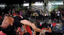 Salah satu aksi penonton konser musik punk di depan kantor KPK, Jakarta, Jum'at (20/2/2015). Konser yang mereka lakukan sebagai bentuk dukungan kepada KPK (Liputan6.com/Andrian M Tunay)