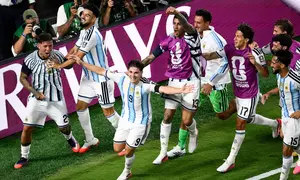 Pemain Argentina Julian Alvarez merayakan gol kedua timnya  selama pertandingan perempat final Piala Dunia melawan Swiss di Kansas City, Mo., Sabtu, 11 Juli 2026. (AP Photo/Reed Hoffmann)