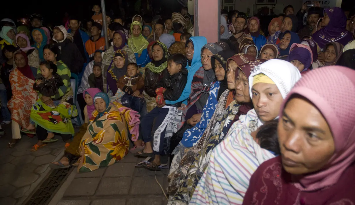 Warga menghadiri ritual tahunan "Sedekah Merapi" di lereng utara Gunung Merapi, Selo, Boyolali, Jateng, Jumat (24/10/2014). Ritual setiap 1 Muharam itu merupakan bentuk harapan warga akan kehidupan yang lebih baik pada masa depan (Antara Foto/Andika)