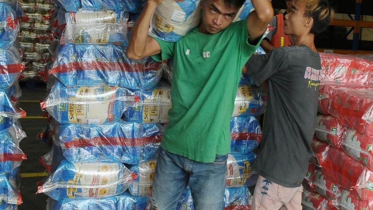 FOTO: Intip Pengiriman Beras Premium yang Stoknya Terpantau Aman untuk Masyarakat dari Gudang Pasar Induk Cipinang ke Ritel Modern
