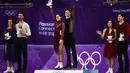 Pasangan Figure Skating Tessa Virtue dan Scott Moir (tengah) berada di podium usai meraih emas pada Olimpiade Musim Dingin Pyeongchang 2018 di Gangneung Ice Arena di Gangneung (20/2). (AFP Photo/Aris Messinis)