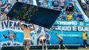 Kekalahan 1-3 Gremio atas Palmeiras langsung memantik emosi suporter Gremio untuk melakukan perilaku bar-bar. Para fans yang murka tersebut nekat memasuki lapangan dan merusak monitor Virtual Assistant Referee (VAR). (AFP/Raul Pereira)