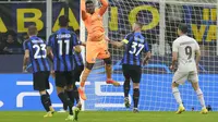 Penjaga gawang Inter Milan Andre Onana menangkap bola selama pertandingan sepak bola grup C Liga Champions antara Inter Milan dan Barcelona di stadion San Siro di Milan, Italia, Selasa, 10 Oktober. 4, 2022. (Foto AP/Luca Bruno)