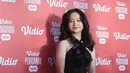 Graciella Abigail tampak manis dengan setelan halterneck top berpita besar. Dipadu dengan rok mini model ballerina warna merah dengan pantofel heels merah marun
