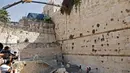 Pekerja Otoritas Barang Antik Israel menggunakan crane untuk memindahkan sebuah batu besar yang jatuh dari Tembok Ratapan di Kota Tua Yerusalem, Rabu (25/7). Otoritas Yerusalem lantas membatasi akses ke tempat suci umat Yahudi itu. (AFP/AHMAD GHARABLI)