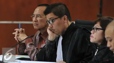 Mantan Menteri Agama Suryadharma Ali (kiri) saat menjalani sidang lanjutan di Pengadilan Tipikor, Jakarta, Rabu (7/10/2015). Dalam sidang tersebut Jaksa Penuntut Umum KPK menghadirkan empat saksi dari Kementerian Agama. (Liputan6.com/Andrian M Tunay)