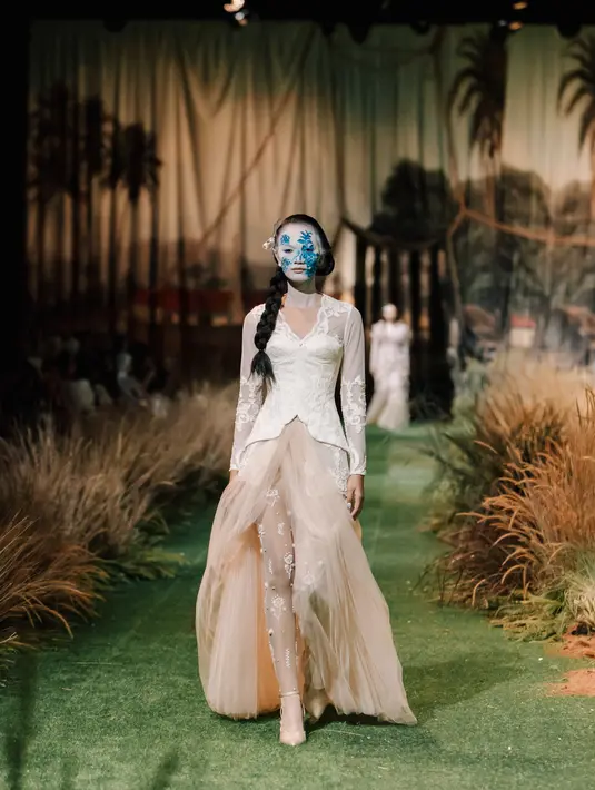 Dari membuka album foto, Toton terbawa ke masa kecil saat bertemu sanak saudara, mengingat lagi apa yang mereka pakai, dan menjadikannya landasan konsep kreatif untuk koleksi yang kemudian ia beri nama 'Ingatan.' Foto: Document/TOTON.