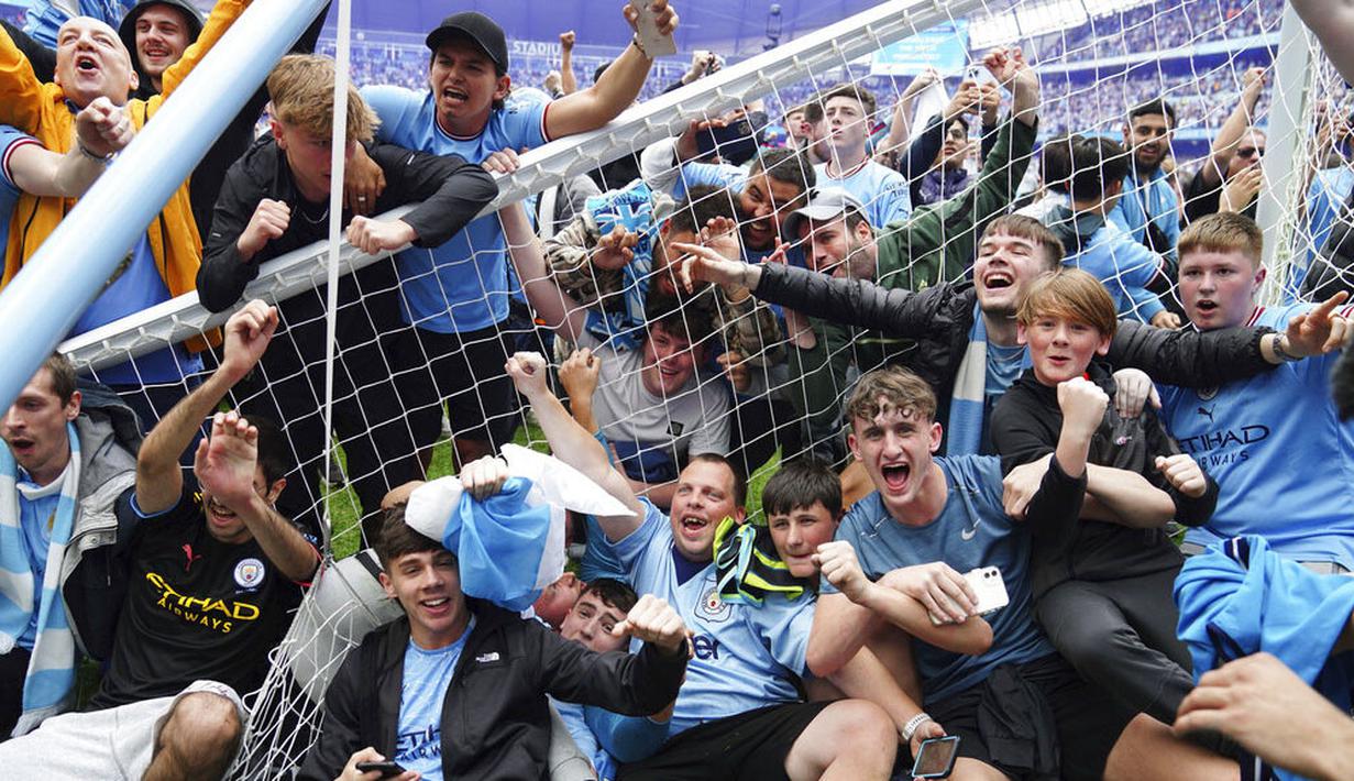 Manchester City berhasil mempertahankan mahkota juara Liga Inggris setelah unggul satu angka atas Liverpool di klasemen akhir dengan meraih 93 poin. (Martin Rickett/PA via AP)