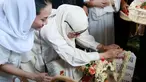 Aktris dan penyanyi senior, Dewi Yull menghadiri pemakaman jenazah mantan suaminya, Ray Sahetapy di TPU Tanah Kusir, Jakarta Selatan, Jumat (4/4/2025). (KapanLagi.com/Budy Santoso)