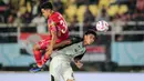 <p>Pemain Persis Solo, Althaf Indie Alrizky (kiri) berduel udara dengan pemain Persija Jakarta, Muhammad Ferarri pada laga perebutan peringkat ketiga Piala Presiden 2024 di Stadion Manahan, Solo, Sabtu (3/8/2024). (Bola.com/Bagaskara Lazuardi)</p>